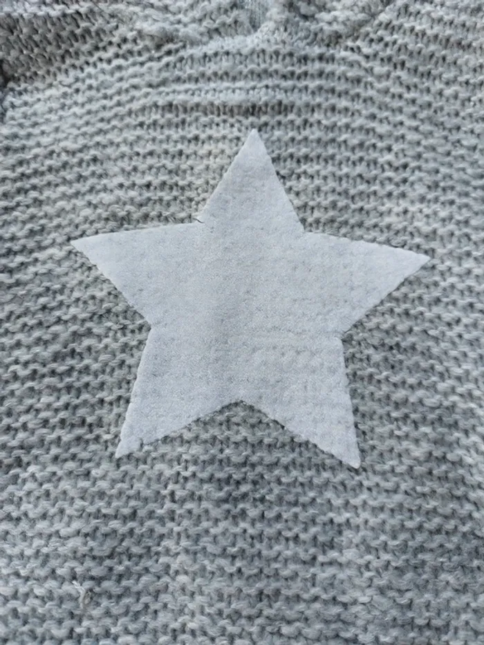 Veste style cape en maille à capuche 1 mois - photo numéro 5