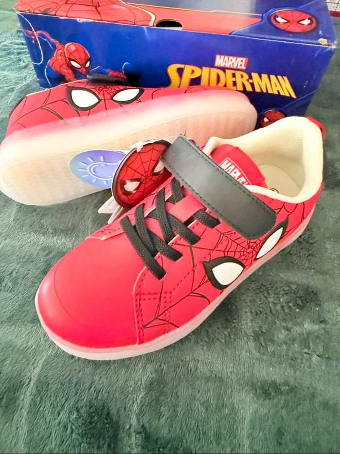 Basket Spiderman Marvel lumineux - photo numéro 5