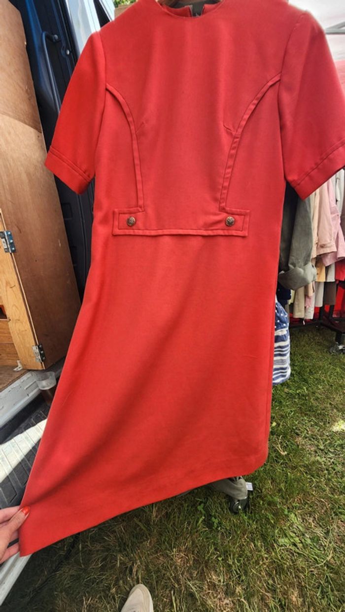 Magnifique robe annees 70's rouge, droite et structurée. Taille 40