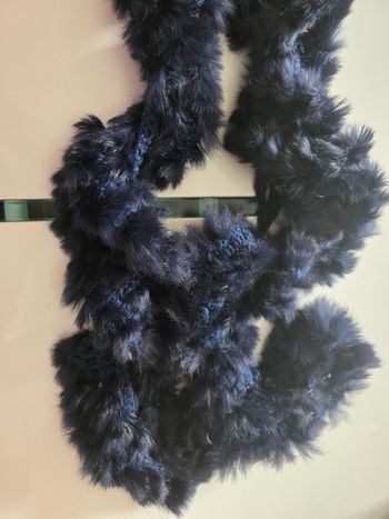 Echapre bleu marine en fausse fourrure