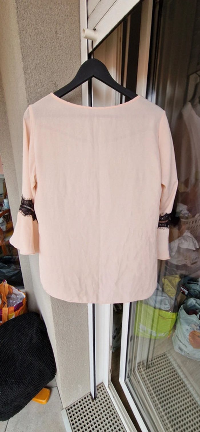 Joli haut d'été rose pâle manches mi longues broderies en dentelle noir taille 42 - photo numéro 6