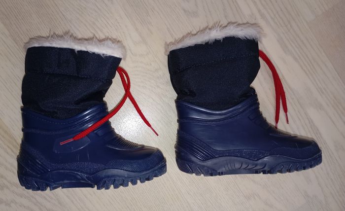 Bottes de pluie fourrées bleu marine
P. 24 - photo numéro 2