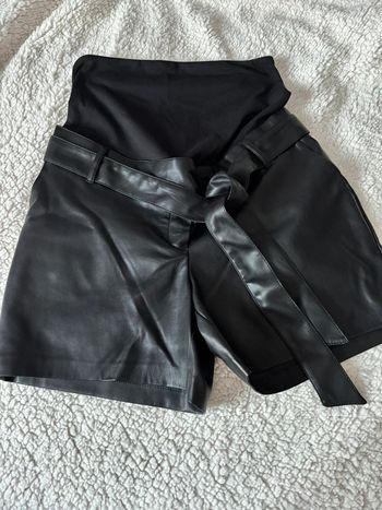 Short grossesse en similicuir taille 36