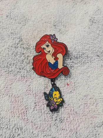 Pin's de princesse Ariel dans la petite sirène neuf
