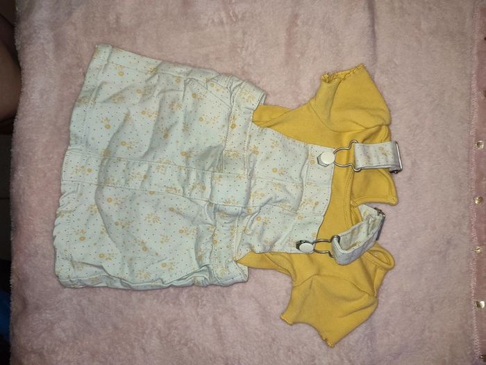 Salopette en jean avec t-shirt