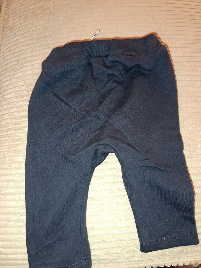 Ensemble 2 joggings+ un body taille 6 mois - photo numéro 10