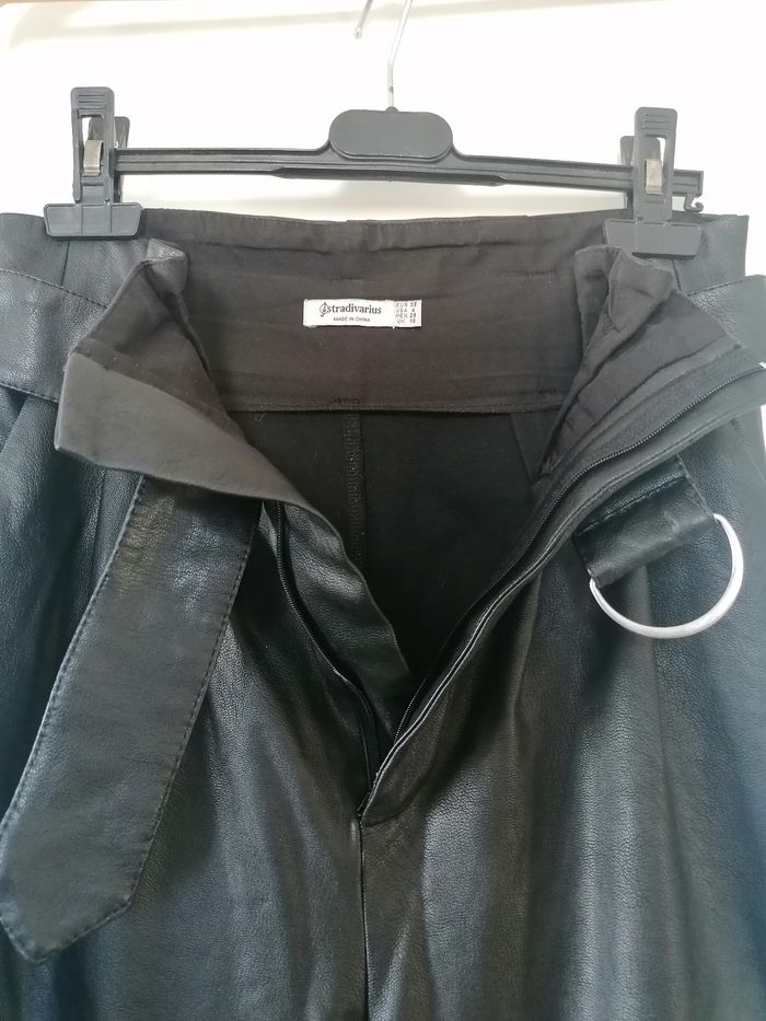 Pantalon noir en Similicuir Stradivarius taille 38 - photo numéro 6