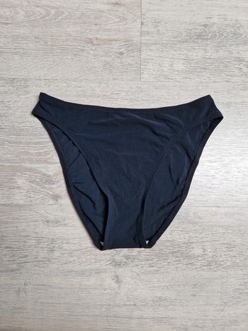 Bas de maillot de bain noir pain de sucre indiqué taille 38 mais convient à un 36 ou 34