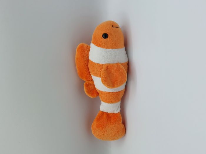 Peluche doudou poisson clown orange blanc yeux durs noirs sourire 27 cm