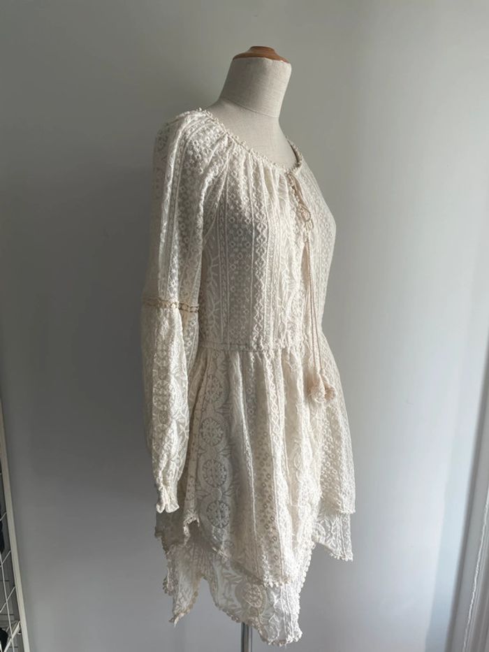 Robe légère en dentelle crème