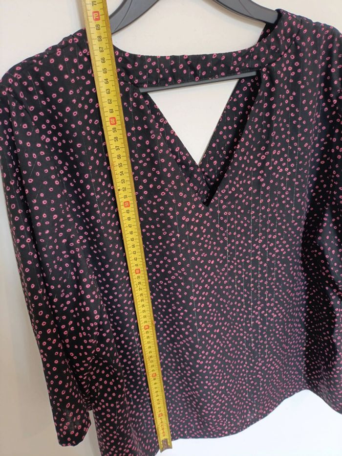Blouse noire à pois roses décolleté V original vintage - photo numéro 5