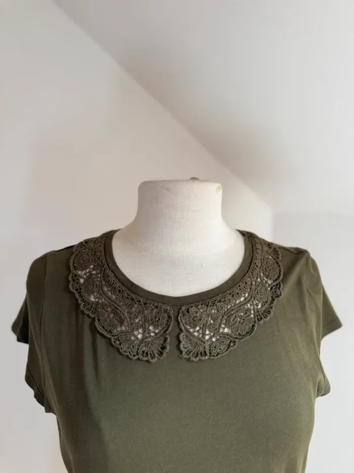 Superbe T Shirt en tissu doux fluide vert kaki avec dentelle naf naf 40 L - photo numéro 2