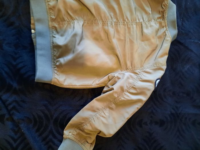 Blouson de chez H&M. Couleur kaki avec des motifs. Pour fille taille 5-6 ans 116cm. - photo numéro 9