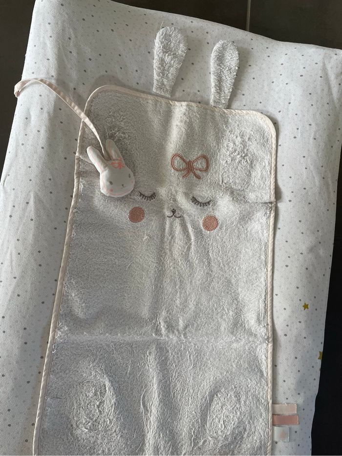 Matelas à langer avec housse lapin + 3 tapis de change - photo numéro 2