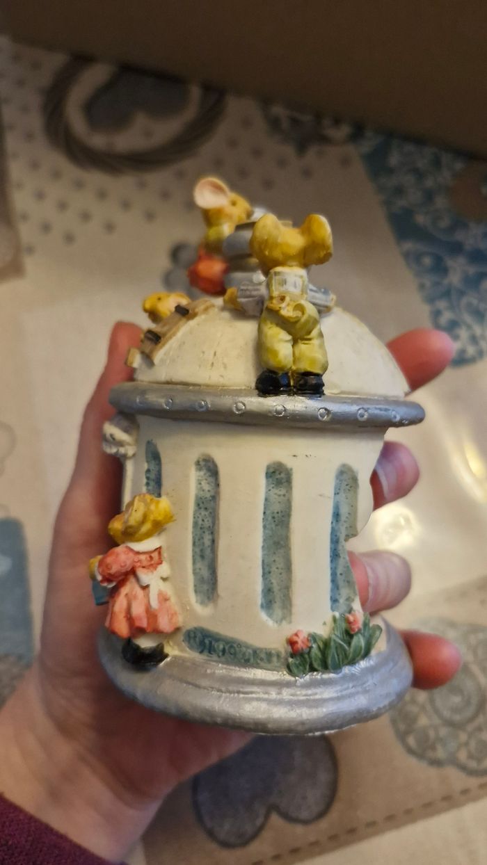 Adorable famille souris dans un moulin à café - photo numéro 4