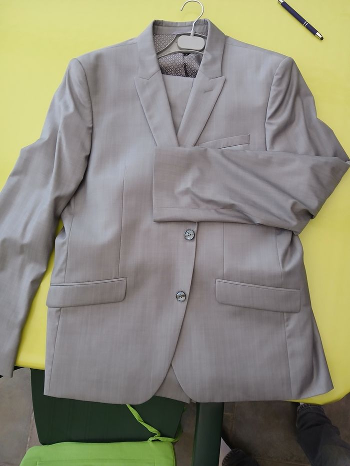 Costume classique couleur gris, état neuf. - photo numéro 2