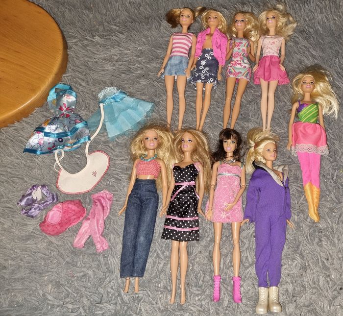 Lot 9 poupées Barbie