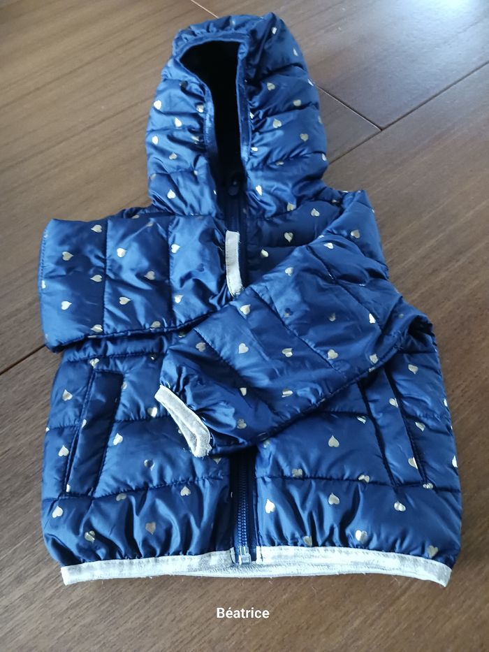 Petit anorak bleu marine.