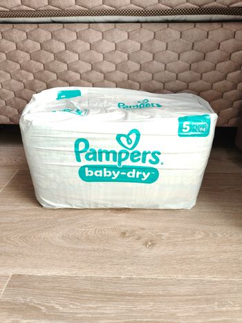 Couches Pampers baby dry taille 5 