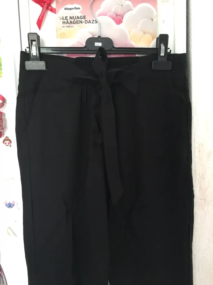 Pantalon style costume noir resserré à la taille - photo numéro 2
