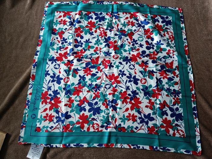 A saisir, NEUF , magnifique foulard " lulu castagnette" ( bien lire merci)
