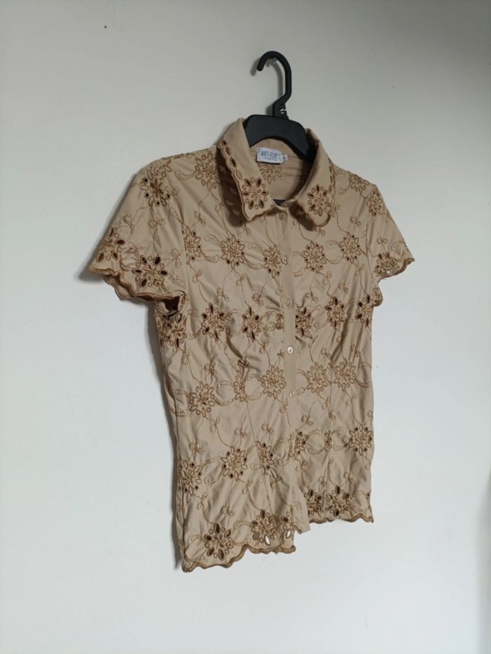 Chemisier brodé ajouré beige – Anti-Flirt Paris vintage sable