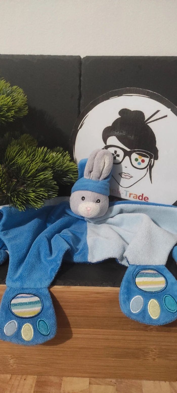 Doudou Gipsy Lapin Gris Bleu Bonnet Empreinte Patte Rayé Rayure Blanc Jaune