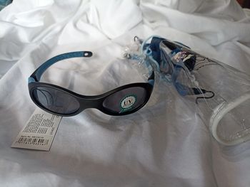 Lunettes de soleil bébé noir et bleu