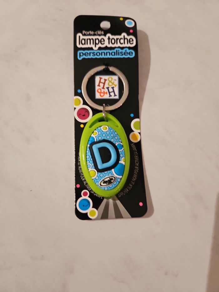Porte clef lampe torche lettre D Neuf U40 - photo numéro 2