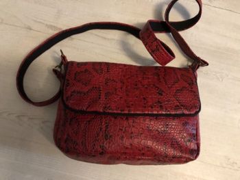 Sac à bandoulière motif croco à rabat NEUF