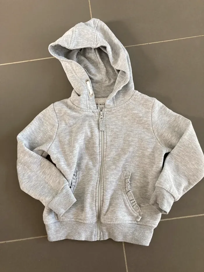 Sweat primark 3-4 ans en tres bon état