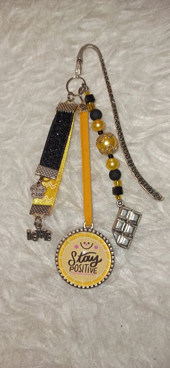 Marque page ou bijoux de sac " Stay positive "