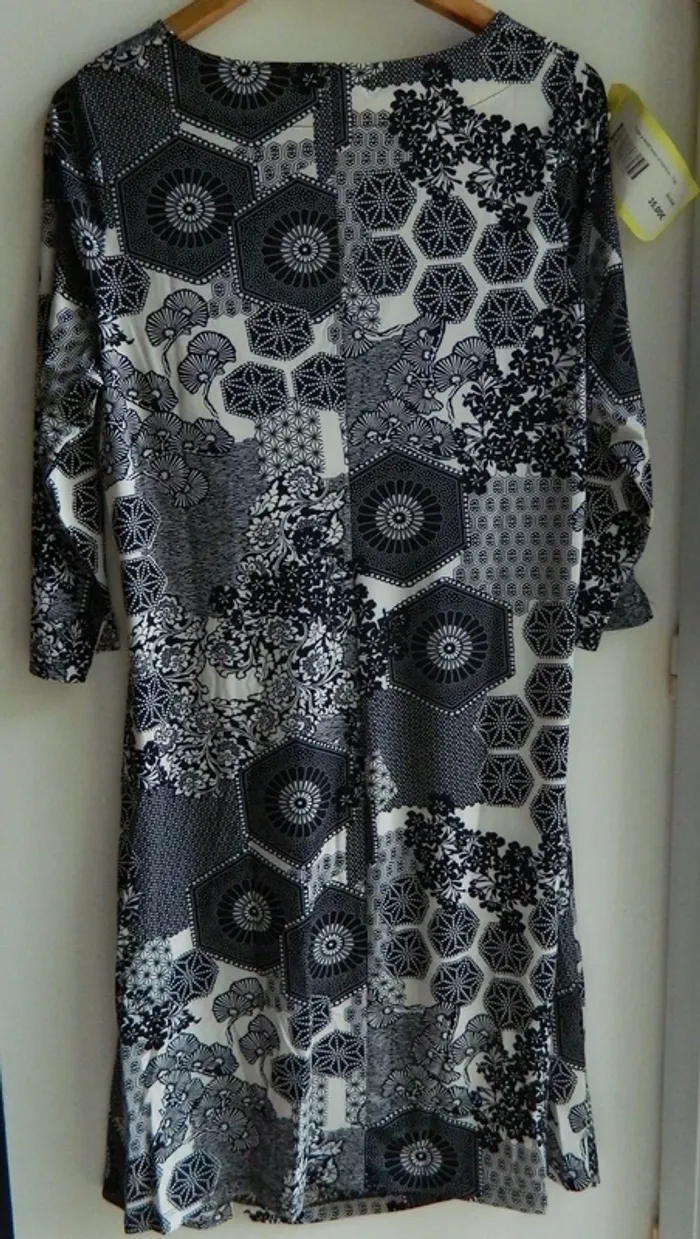 Robe T 46 neuve "Anne Weyburn" - photo numéro 3