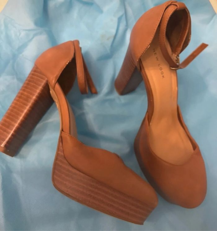 Chaussures sandales habillées quasi neuves