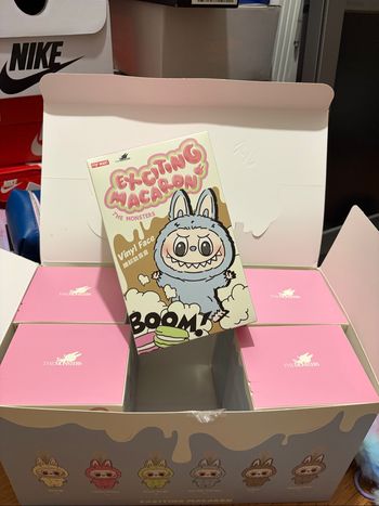 5 boîtes macarons dispo labubu, 30 € l’unité