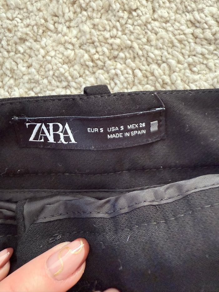 Short noir à bouton doré - photo numéro 3