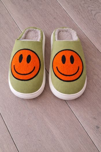 Chaussons pantoufles smiley confortable Mixte kaki orange 