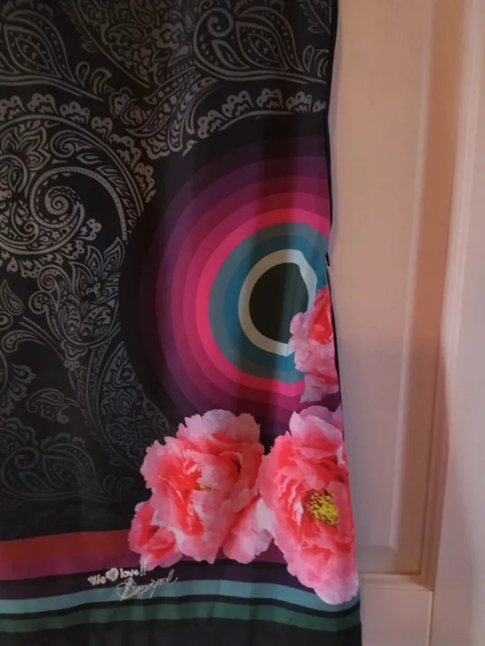 Robe Desigual noire avec fleurs roses et dentelle sur le haut taille 36 - photo numéro 4