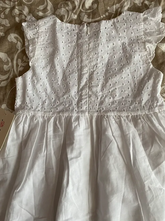 Robe blanche fille 6-7 ans - photo numéro 4