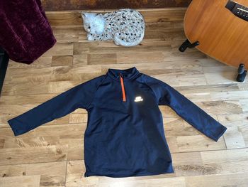 Sweat fin de sport bleu marine décathlon 6 ans très bon état