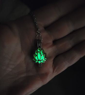 COLLIER FLEUR DE LOTUS ARGENTE PHOSFLUORESCENT ! NEUF !