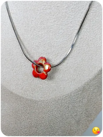 Collier chaîne fine & pendentif fleur nacré irisé