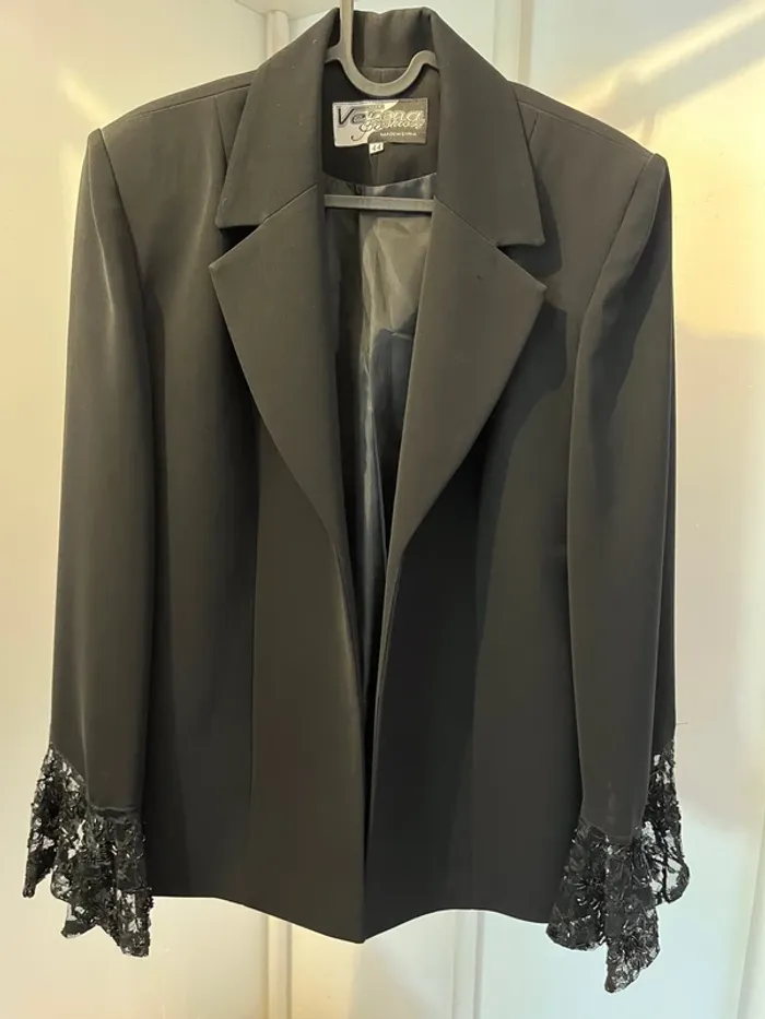 Veste de soirée en dentelle perlée bas des manches