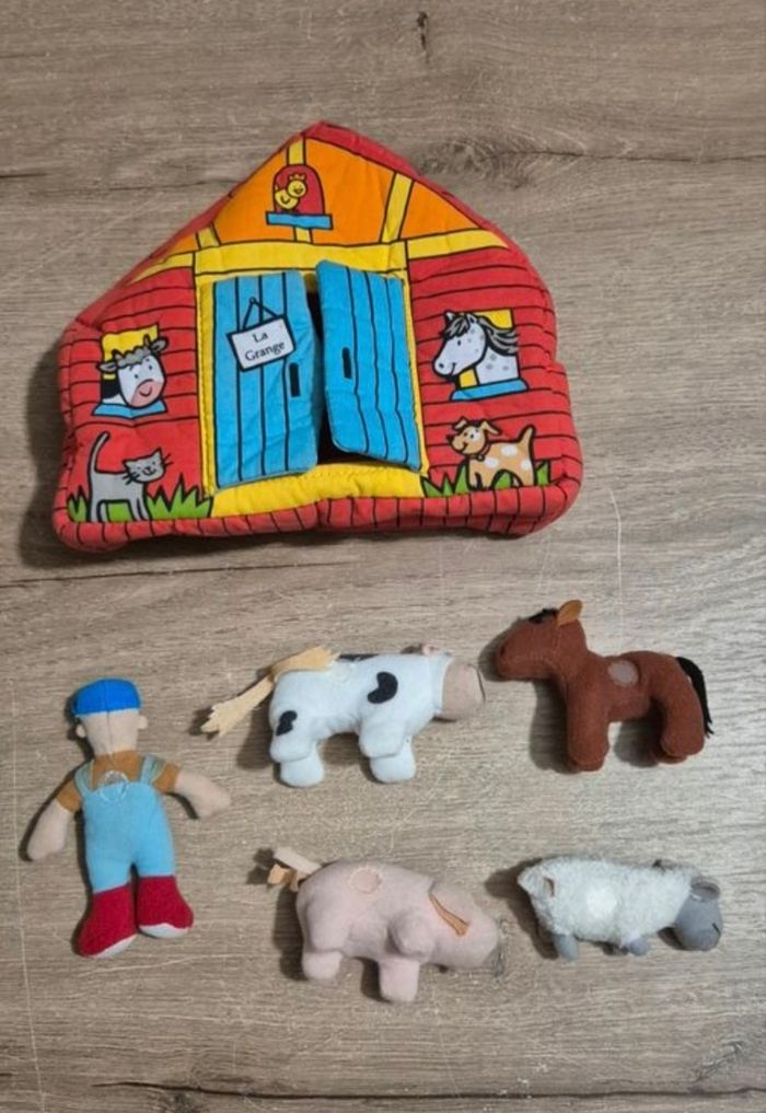 Ferme en tissus avec personnages - photo numéro 6