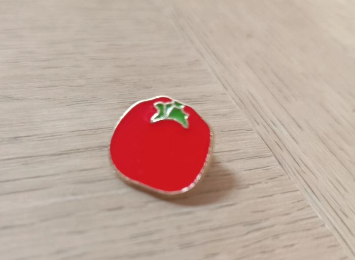 Pin's tomate neuf