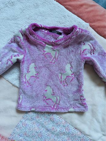 Haut de pyjama rose licorne qui brille la nuit 2-3 ans