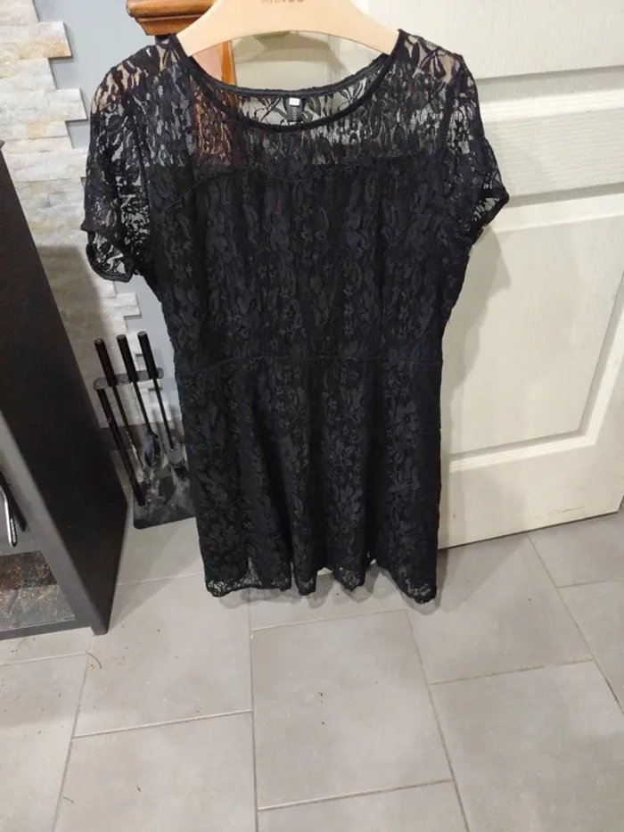 Robe noire en dentelle