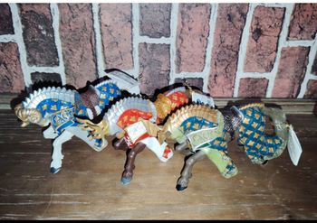 Lot de 3 chevaux médiévaux papo