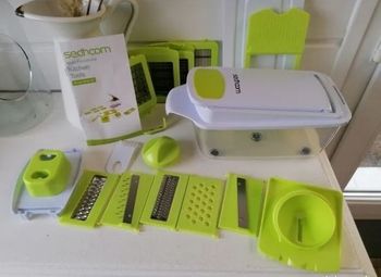 Coupe légumes multifonctions avec divers accessoires