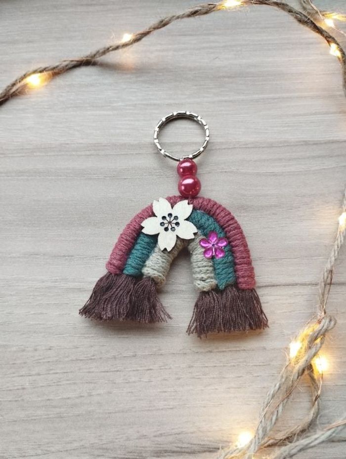 Porte clé macramé arc en ciel